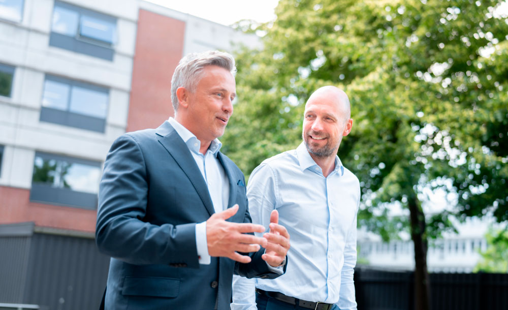 To regnskapsførere fra ECIT diskuterer analyse og tall utendørs