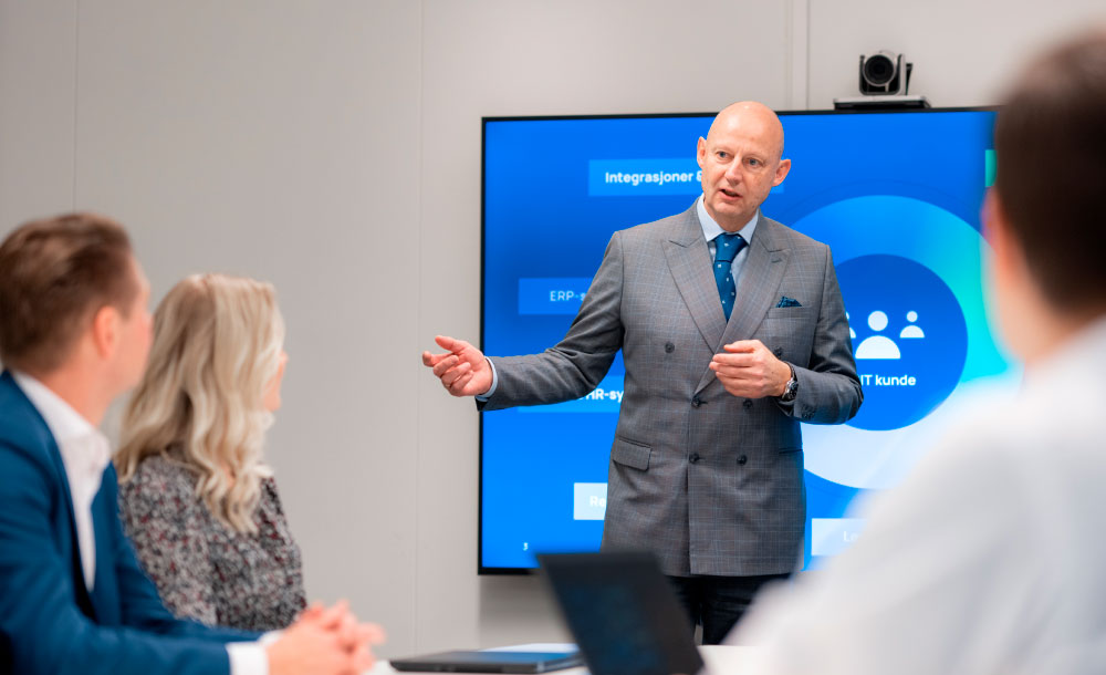 ECIT-ansatt presenterer tall og forretningsløsninger