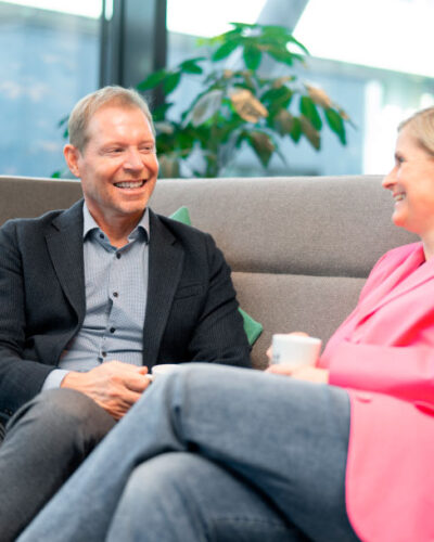 Regnskapsførere fra ECIT i sofa