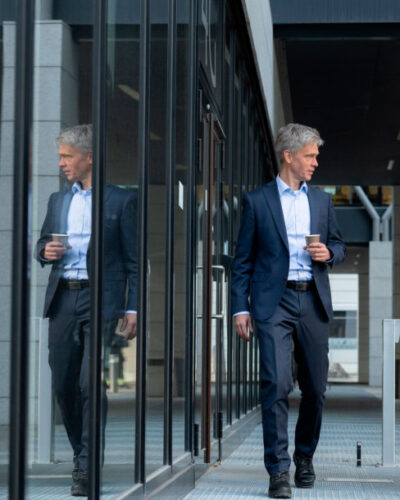 To ECIT-ansatte snakker sammen utenfor hovedkontoret