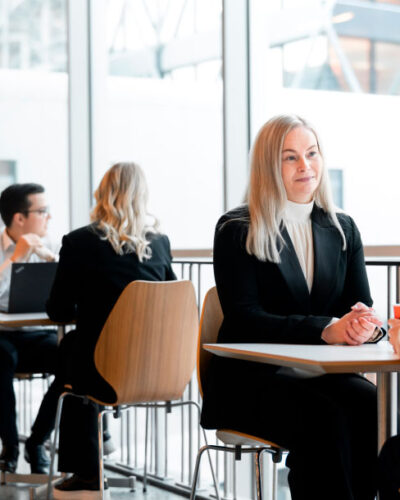 ECIT-ansatte ved bord i åpent landskap