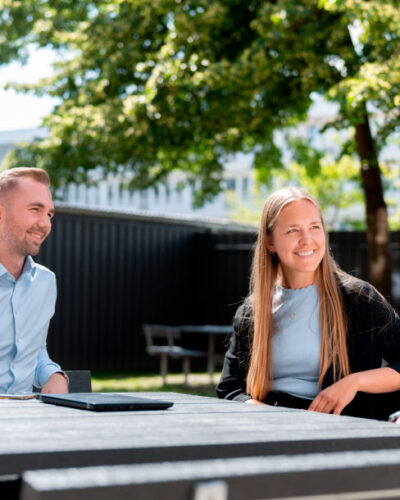 Smilende ECIT-ansatte ute i solen