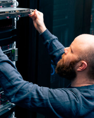 IT-konsulent fra ECIT med server