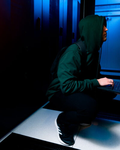 Mann med hettegenser - hacker