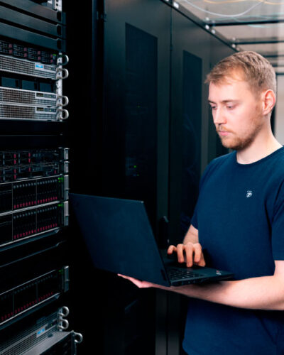 IT-ansatt fra ECIT med IT-servere og PC