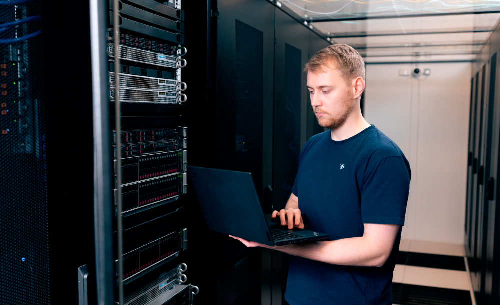 IT-ansatt fra ECIT med IT-servere og PC