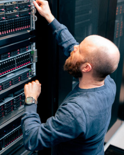 IT-konsulent kontrollerer IT-servere