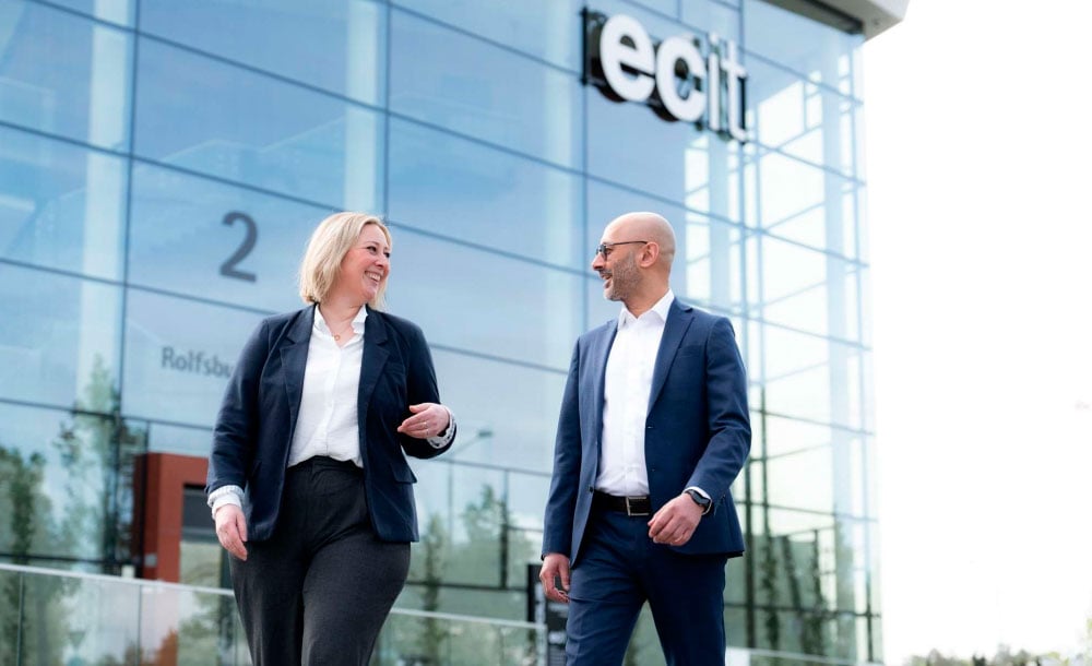 To regnskapsførere fra ECIT utenfor hovedkontoret på Fornebu