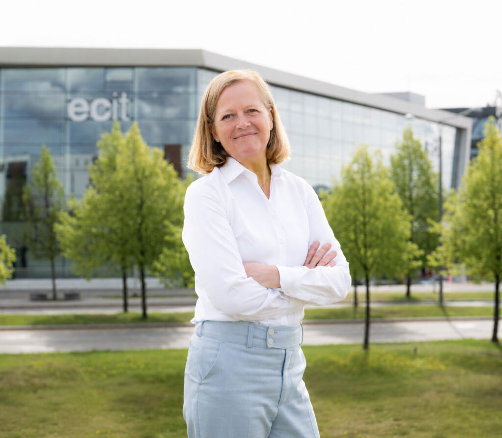 Smilende regnskapsfører fra ECIT foran ECIT-bygningen