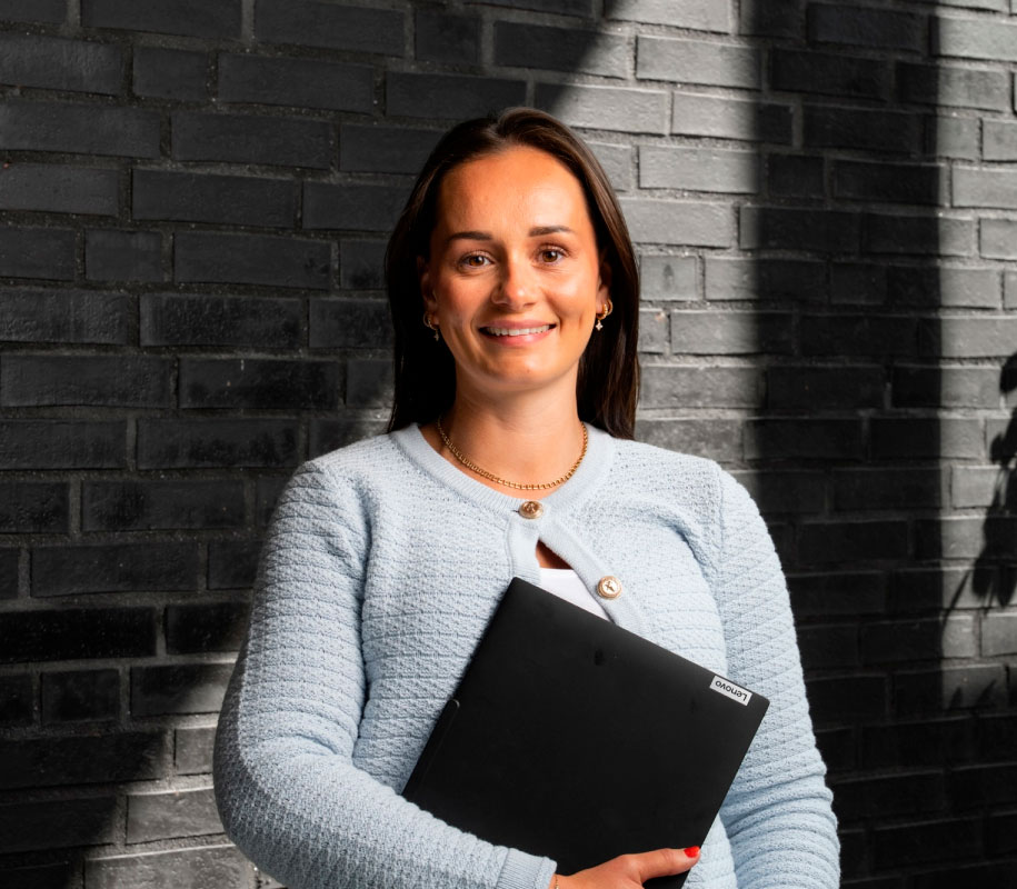 Friendly ECIT accountant ready to give financial advise
